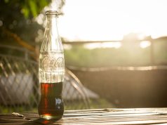 Coca Cola – historia marki i wartość logo Butelka coca coli