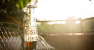 Coca Cola – historia marki i wartość logo Butelka coca coli