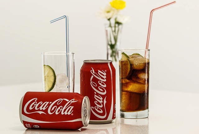 Puszki coca coli i szklanki
