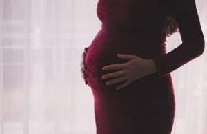 Kampanie skierowane do kobiet w ciąży, które popularne, nieudane lub oryginalne? Kobieta w ciąży trzymająca się za brzuch