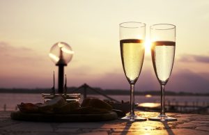 Czy Prosecco się kończy? Włosi chcą ograniczyć produkcję popularnego wina! Lampki białego wina