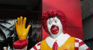 Co oprócz jedzenia McDonalds oferował dzieciom np. w zestawach Happy Meal? mcdonald