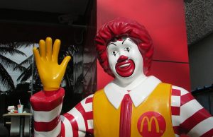 Co oprócz jedzenia McDonalds oferował dzieciom np. w zestawach Happy Meal? mcdonald