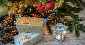 Na kilka dni przed świętami, ceny tych produktów najczęściej rosną! Pudełka z prezentami świątecznymi