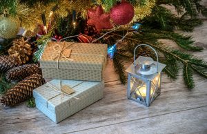 Na kilka dni przed świętami, ceny tych produktów najczęściej rosną! Pudełka z prezentami świątecznymi