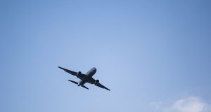 LOT – co wiemy o polskich liniach lotniczych? samolot na niebie