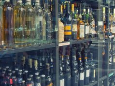 Dlaczego znikają sklepy całodobowe? Miasta zamykają sklepy czynne także nocą – jaki jest powód? sklep z winem