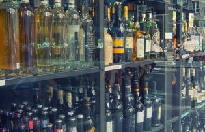 Dlaczego znikają sklepy całodobowe? Miasta zamykają sklepy czynne także nocą – jaki jest powód? sklep z winem