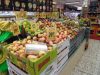 Co warto kupować w Biedronce? Stoisko w markecie z warzywami i owocami