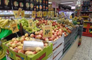 Co warto kupować w Biedronce? Stoisko w markecie z warzywami i owocami