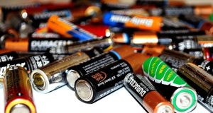 Czy opłaca się kupować drogie baterie? Zwykła bateria czy akumulatorek? Stos baterii