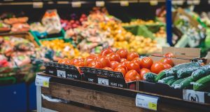 Tesco, jak długo na polskim rynku? Dlaczego Polacy lubią kupować w Tesco? warzywa w supermarkecie