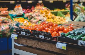 Tesco, jak długo na polskim rynku? Dlaczego Polacy lubią kupować w Tesco? warzywa w supermarkecie