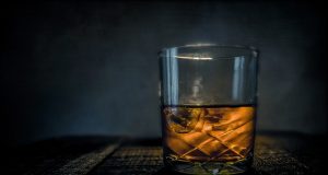 Whisky, które są w rękach polskich przedsiębiorców Szklanka whisky