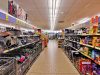 Biedronka, popularny discount lubiany przez Polaków, co o nim wiemy? Półki sklepowe Biedronki