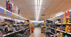 Biedronka, popularny discount lubiany przez Polaków, co o nim wiemy? Półki sklepowe Biedronki