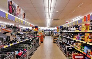 Biedronka, popularny discount lubiany przez Polaków, co o nim wiemy? Półki sklepowe Biedronki