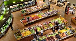 Gdzie Auchan zastąpił Real? Sklepy Auchan w Polsce Lady z warzywami w hipermarkecie