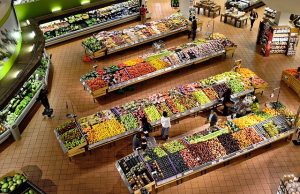 Gdzie Auchan zastąpił Real? Sklepy Auchan w Polsce Lady z warzywami w hipermarkecie