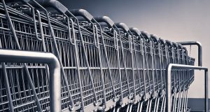 Tesco zamyka kolejne sklepy w Polsce wózki sklepowe