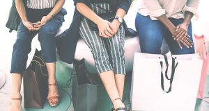 Największe centra handlowe świata kobiety z torbami zakupowymi